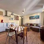A L'ombre De La Tour Apartamento