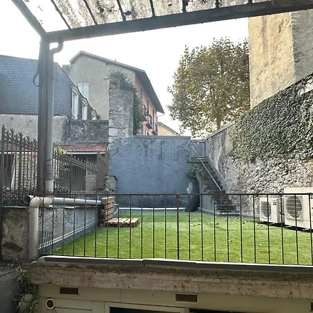 A L'ombre De La Tour