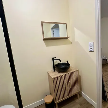 A L'ombre De La Tour 卢德