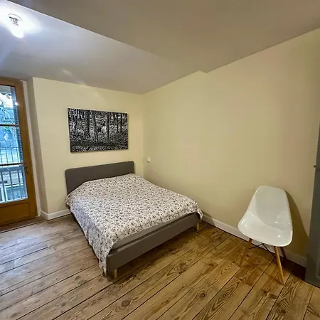 A L'ombre De La Tour *