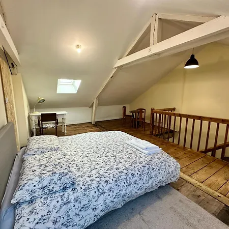A L'ombre De La Tour Apartamento
