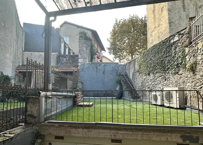 A L'ombre De La Tour