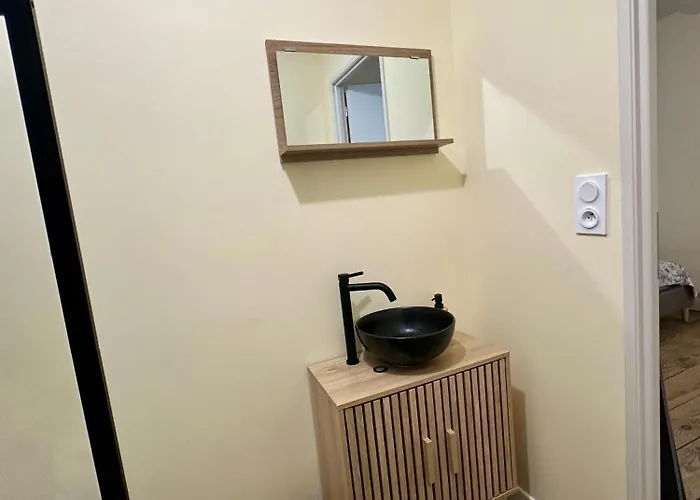 A L'ombre De La Tour Lurdy