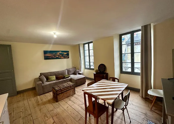 A L'ombre De La Tour *