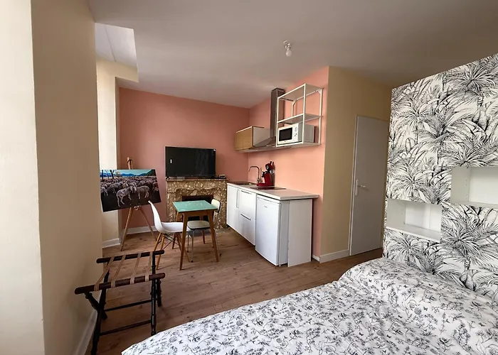 A L'ombre De La Tour Lurdy