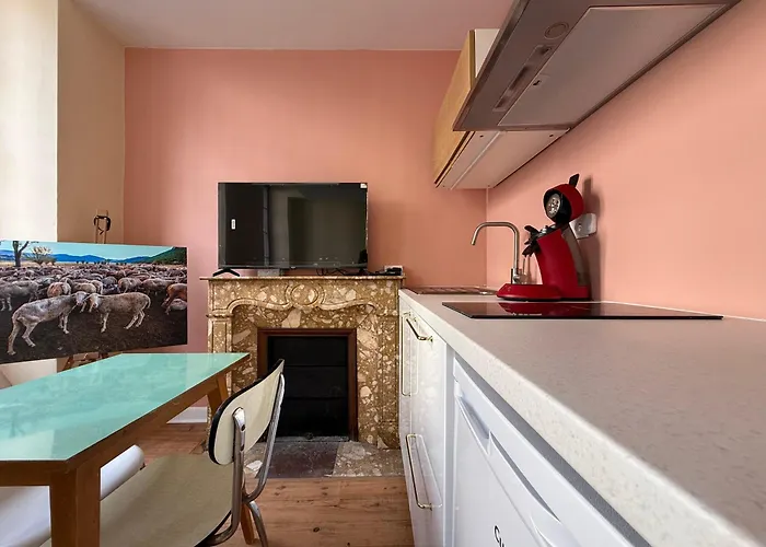 A L'ombre De La Tour