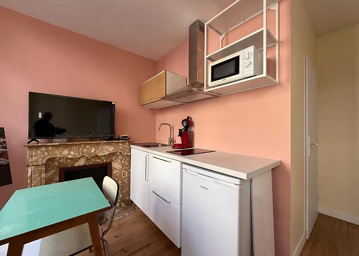 A L'ombre De La Tour Apartment