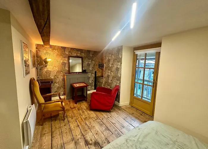 A L'ombre De La Tour *