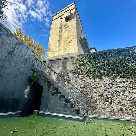 A L'ombre De La Tour Apartment *