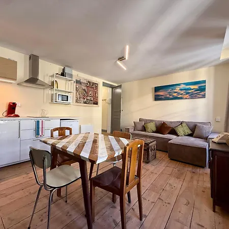 A L'ombre De La Tour Apartment