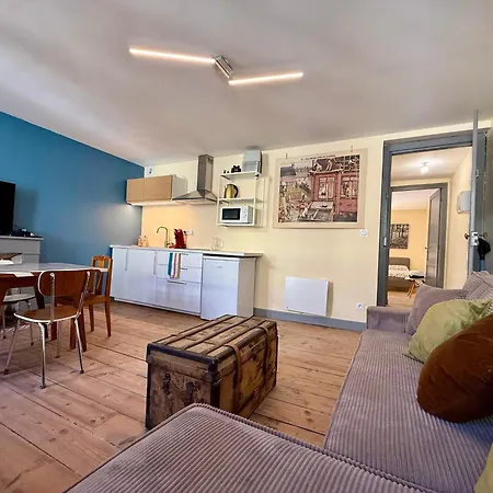 A L'ombre De La Tour Apartment *