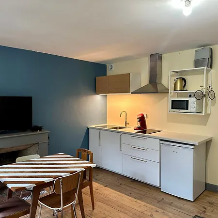 A L'ombre De La Tour Apartment