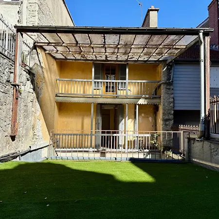 A L'ombre De La Tour Apartment *