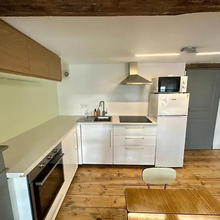 A L'ombre De La Tour * Lourdes