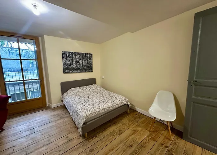 A L'ombre De La Tour *