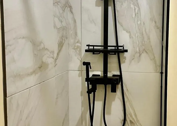 A L'ombre De La Tour * Lourdes