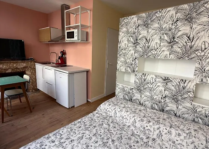 A L'ombre De La Tour