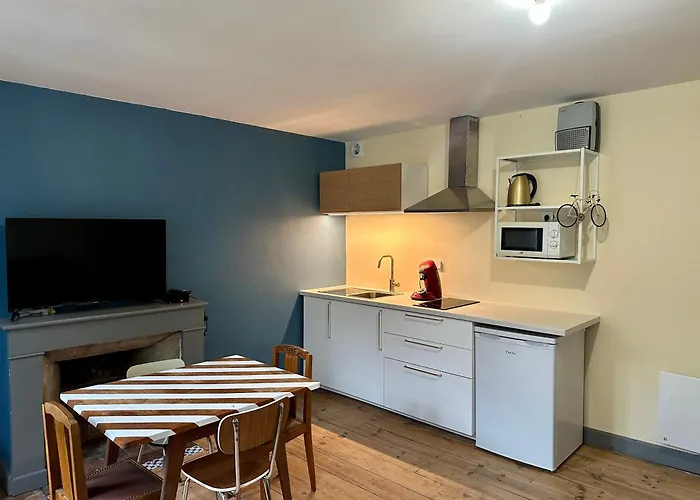 A L'ombre De La Tour Apartment