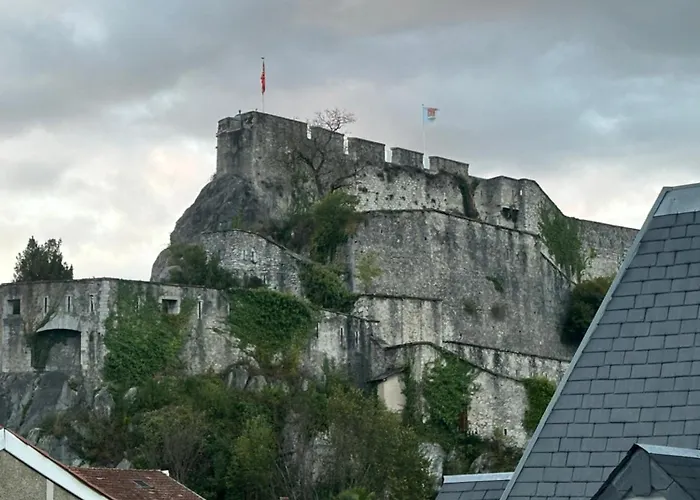 A L'ombre De La Tour Lourdes