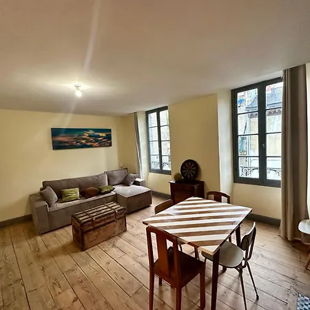 A L'ombre De La Tour *