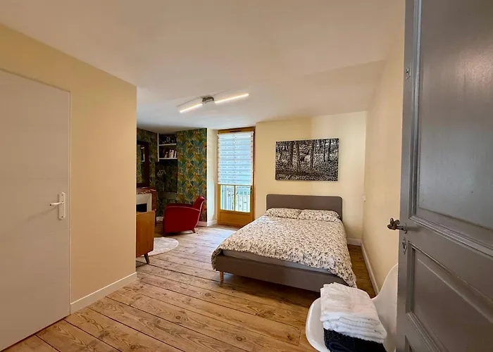 A L'ombre De La Tour