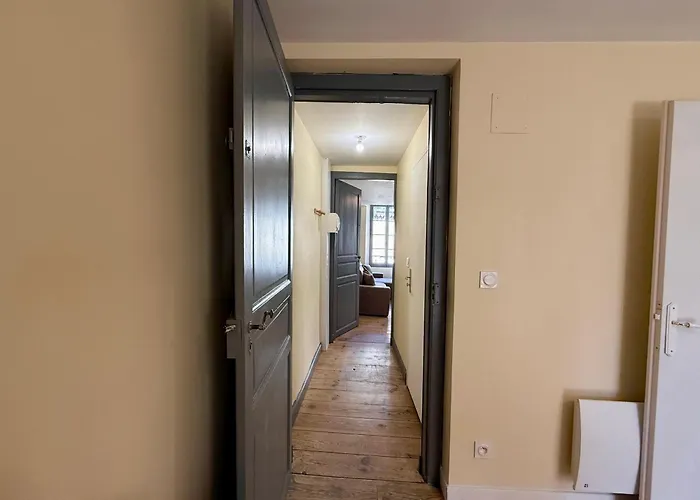 A L'ombre De La Tour