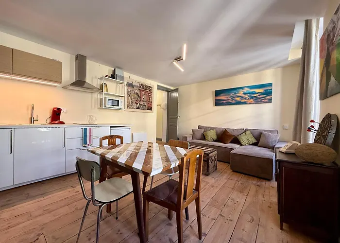 A L'ombre De La Tour Apartman