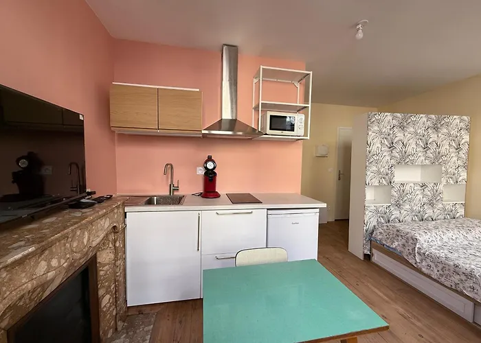 A L'ombre De La Tour *