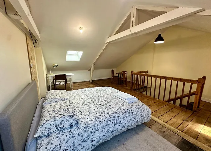 A L'ombre De La Tour Apartman