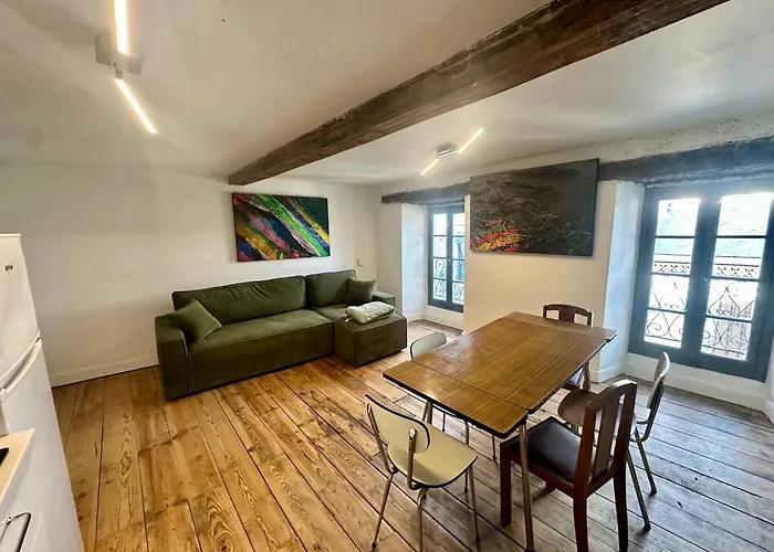 A L'ombre De La Tour Apartman