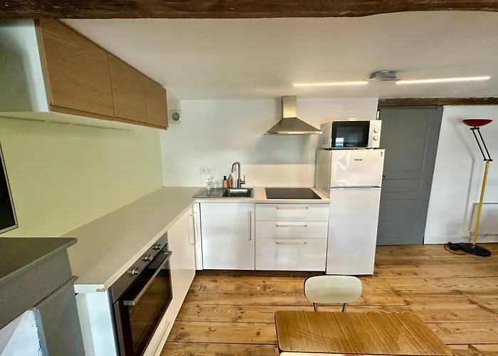 A L'ombre De La Tour * Lourdes